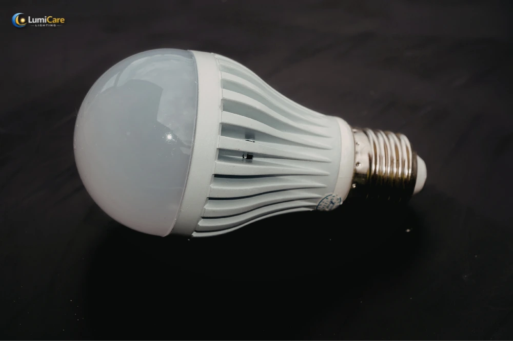 Sự thật về những chiếc b&oacute;ng đ&egrave;n gi&aacute; rẻ